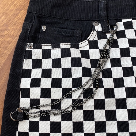 Black heart Checkered high rise shorts w detachable chain - Picture 2 of 5